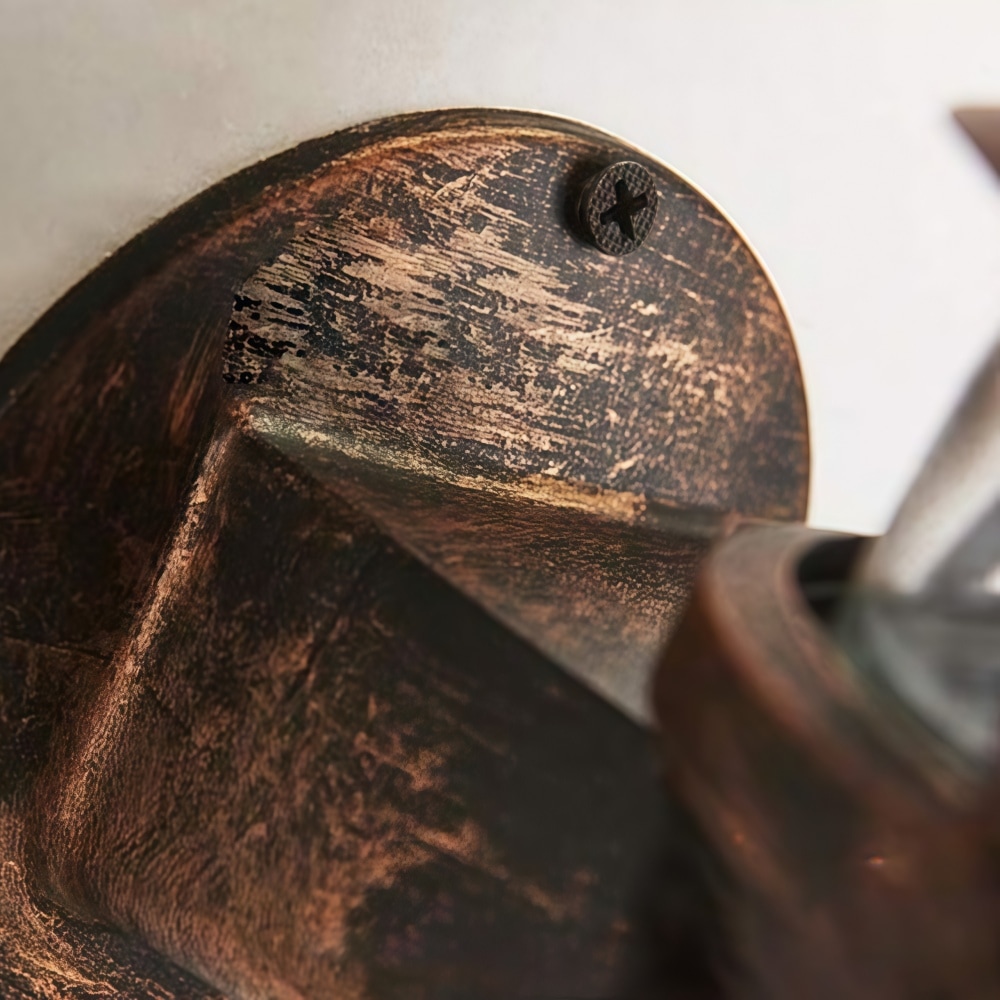 Nástěnné svítidlo Patnox z čirého skla, detail ze starého kovu