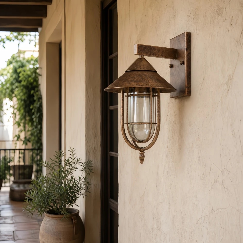 Wandlaterne mit Rostfinish an einer überdachten Terrassenwand