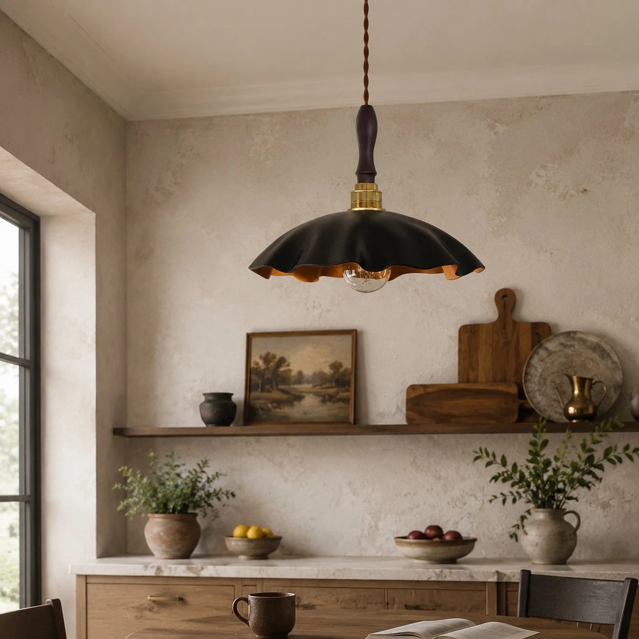 Lampada a sospensione in pelle di mucca installata sopra una mensola in una tranquilla sala da tè.