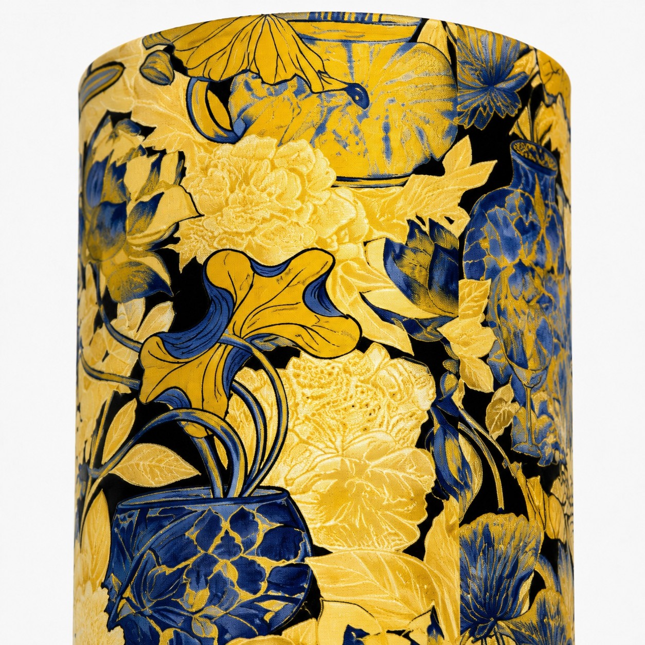 Nahaufnahme eines gelb-blauen Lampenschirms mit Blumenmuster