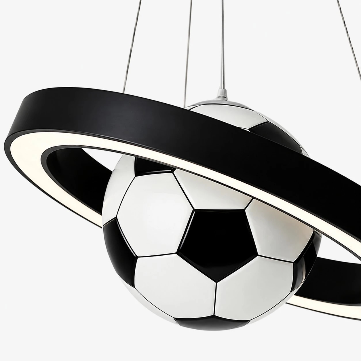 Dettaglio dell'anello nero e della tonalità del pallone da calcio