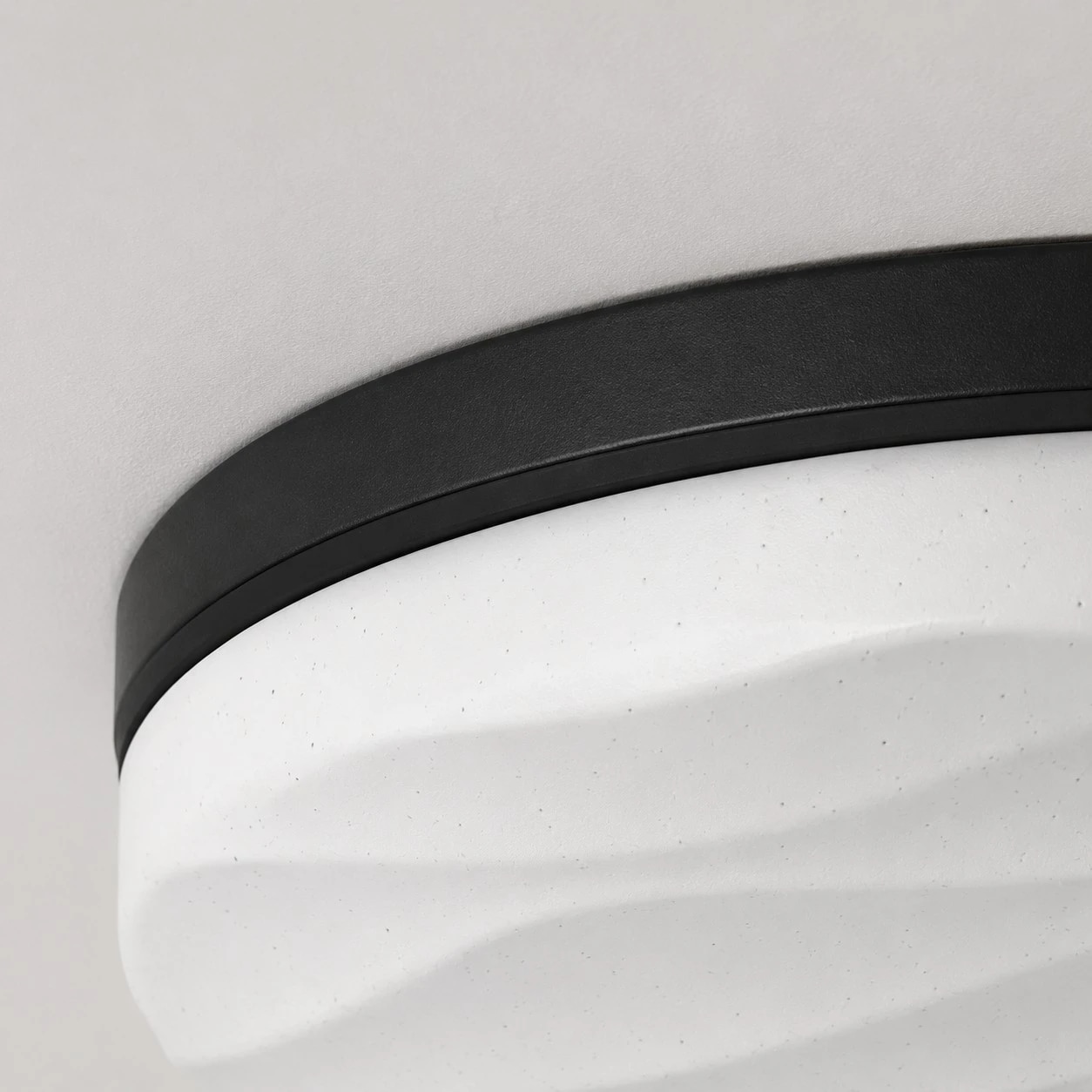 Black rim and white diffuser detail