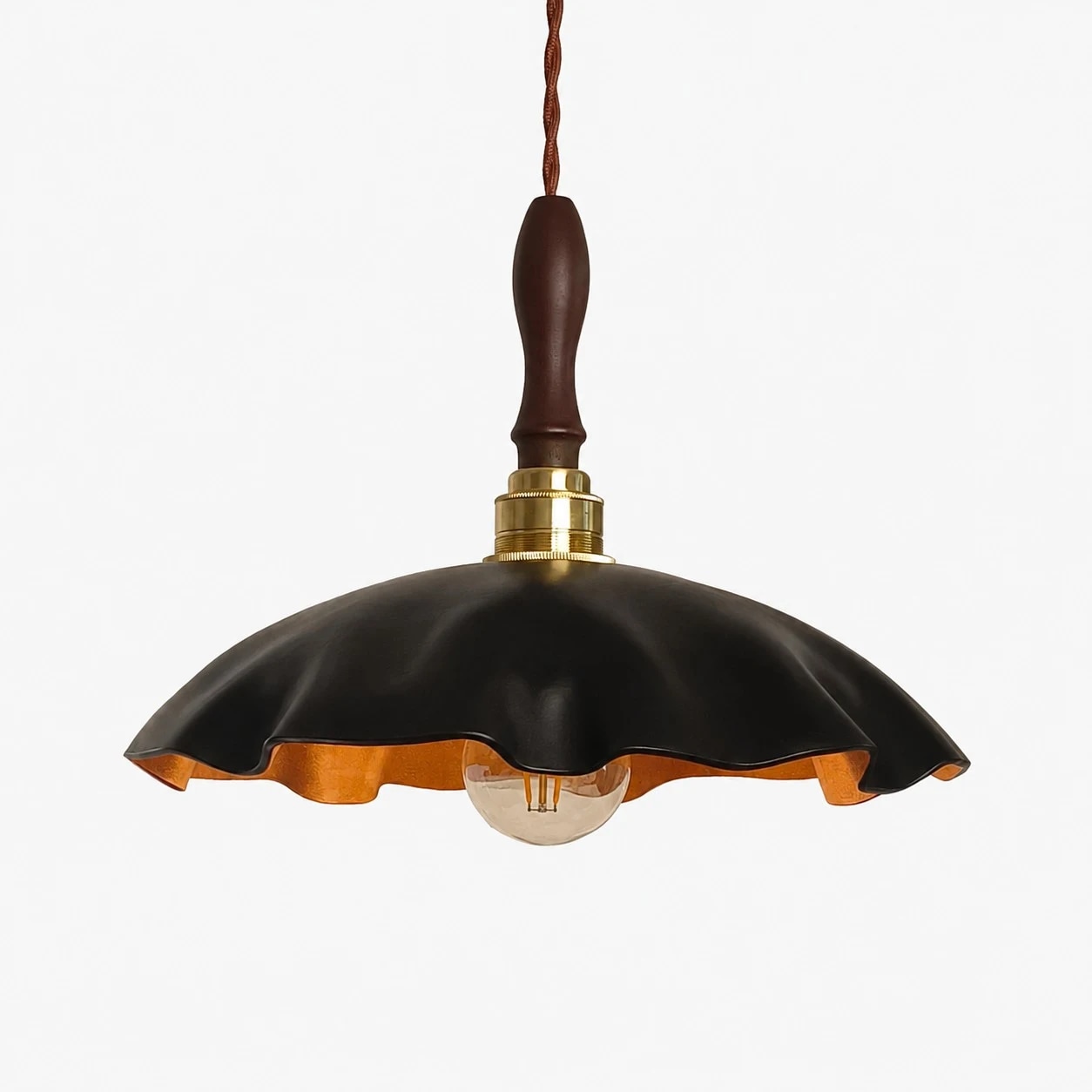 Lampada a sospensione in pelle di vacchetta nera effetto invecchiato con portalampada in ottone.