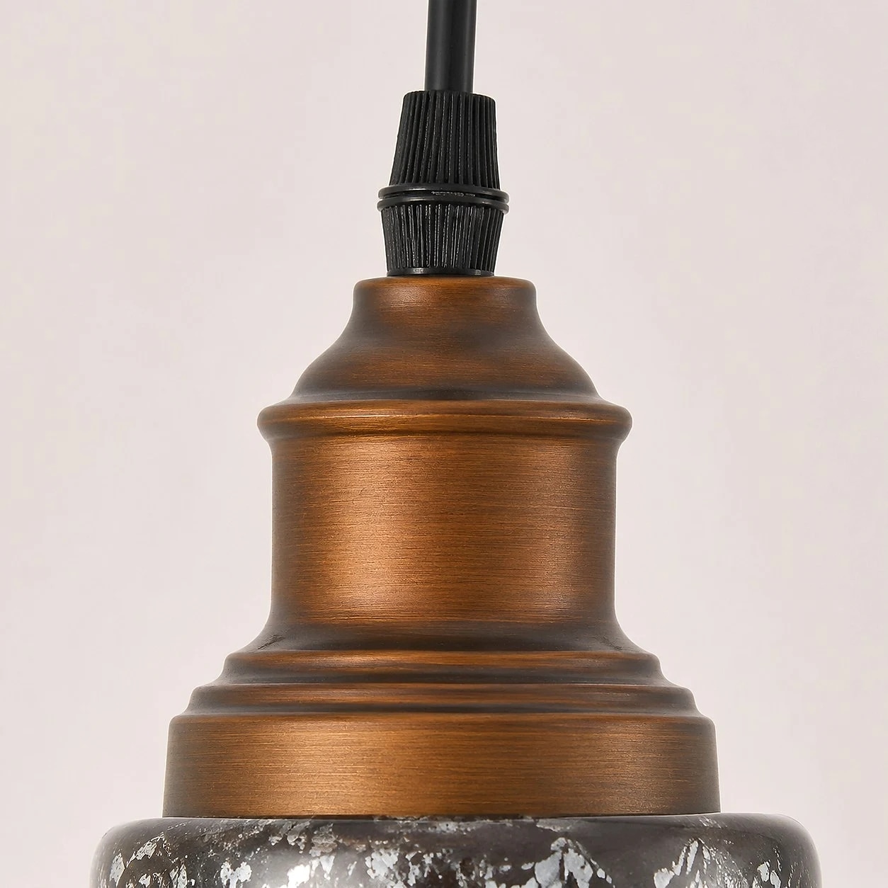 Detailweergave van de geborstelde bronzen metalen dop en snoerhouder
