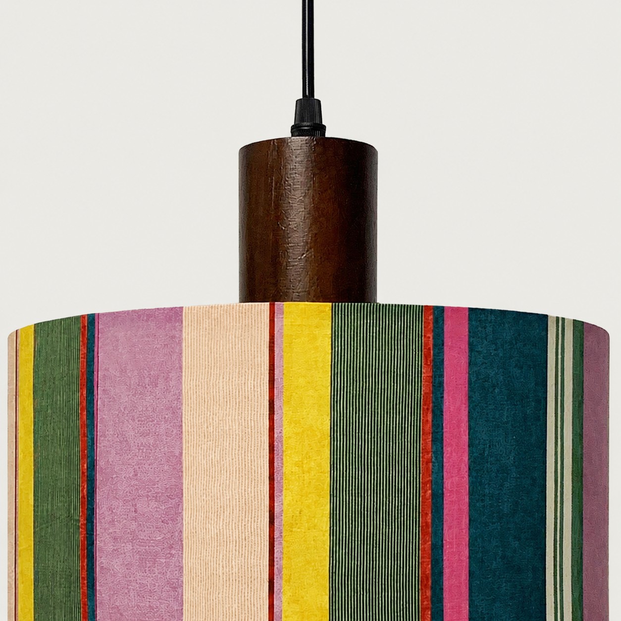 Detalle de la tela de la pantalla con rayas de cinta y del soporte de madera
