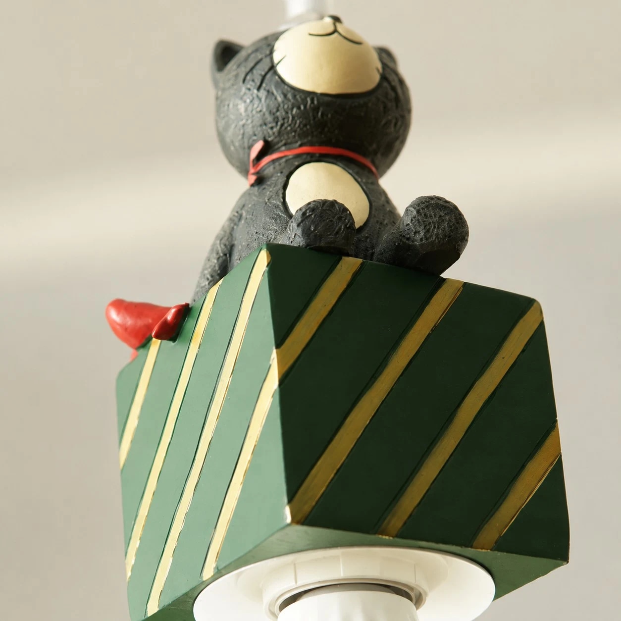 Cat green gift box detail
