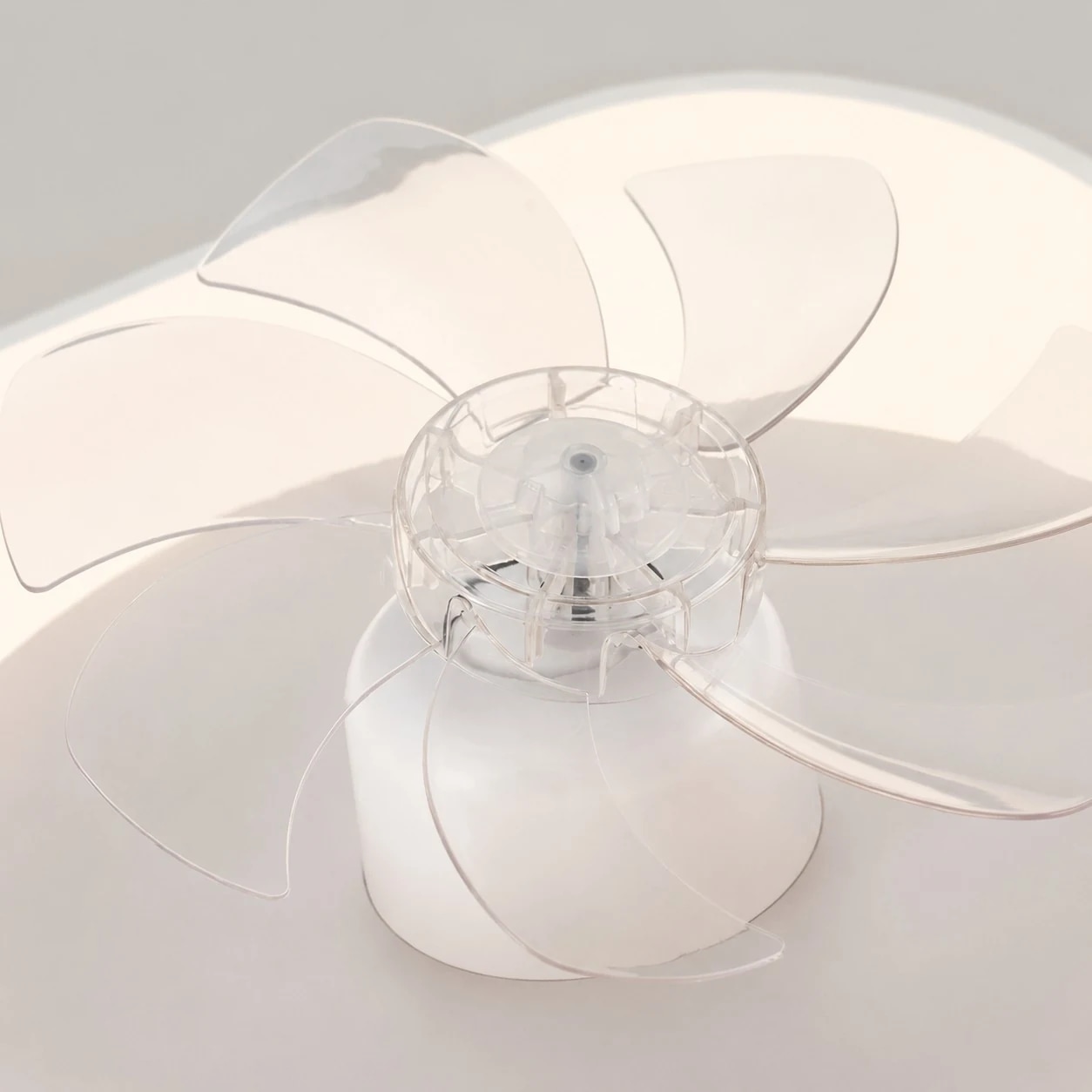 Detailansicht der transparenten Ventilatorflügel an der Deckenventilatorleuchte