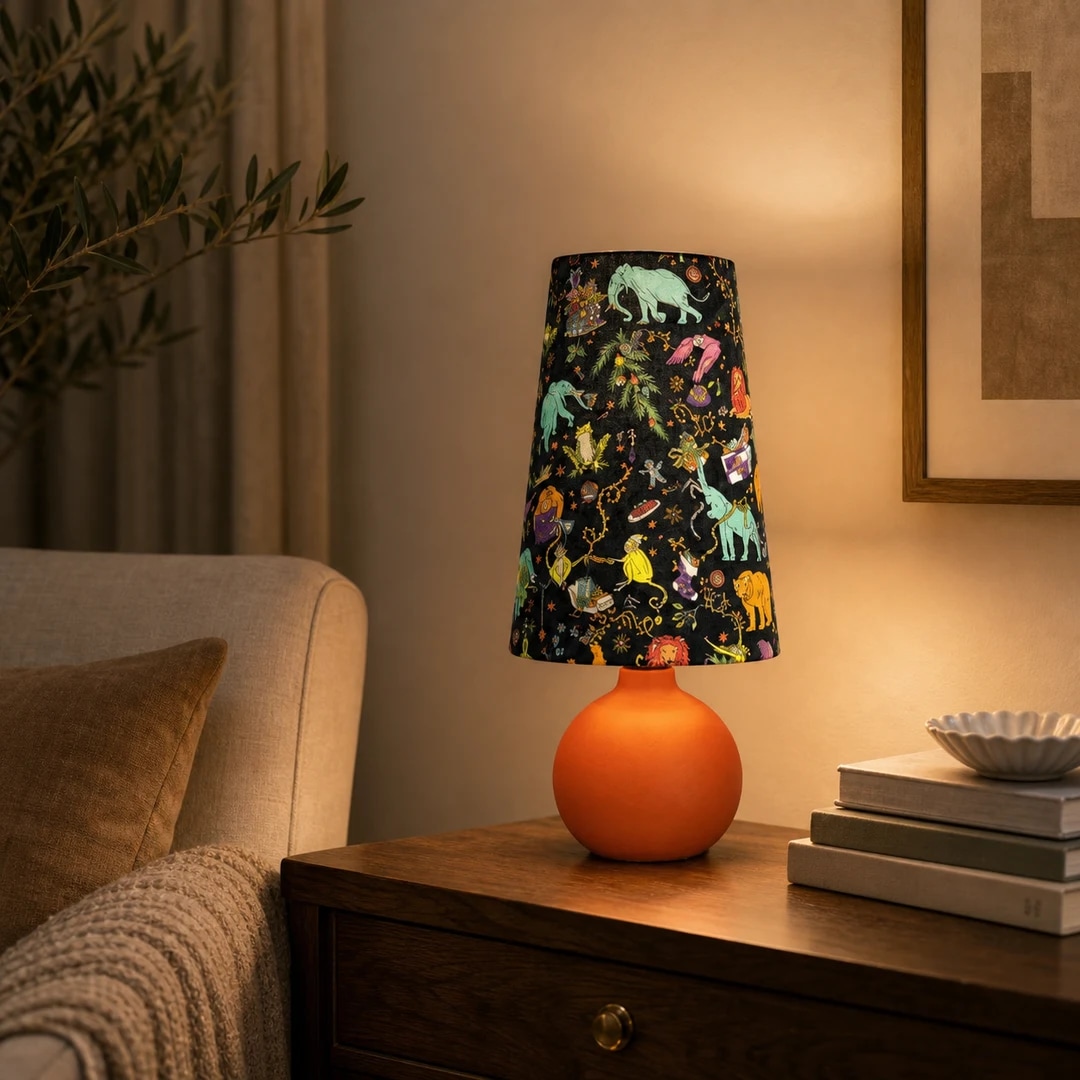 Barevná látková stolní lampa stylizovaná na nočním stolku v teplé místnosti