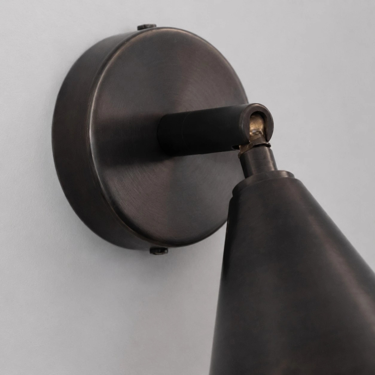 Round wall plate and arm detail