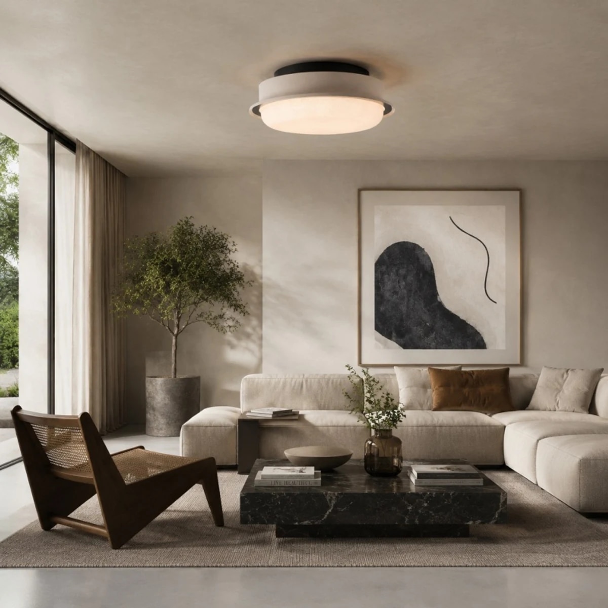 Lampada da soffitto bianco latte completamente visibile in una scena di soggiorno.