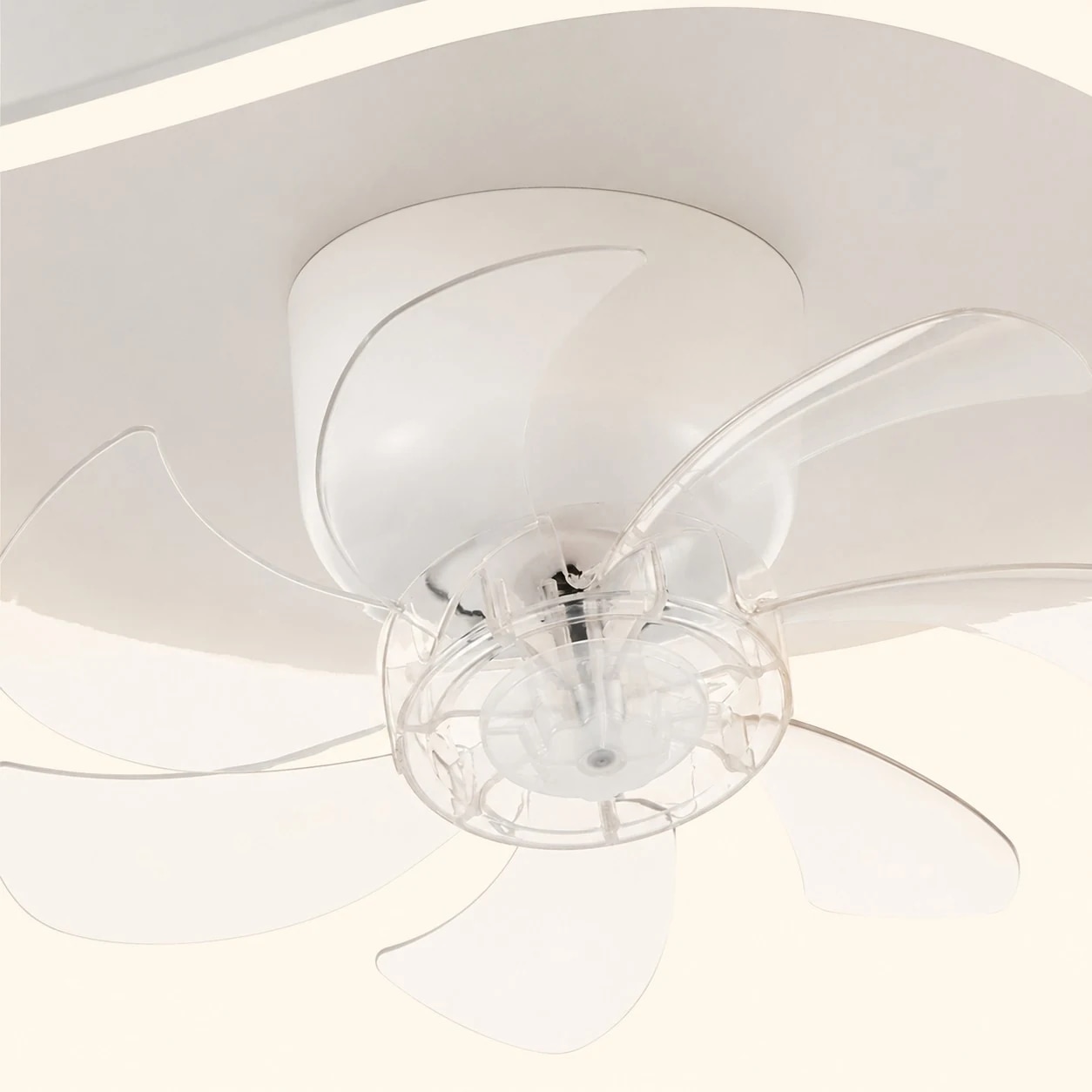 Nahaufnahme einer an der Decke montierten Ventilatorleuchte