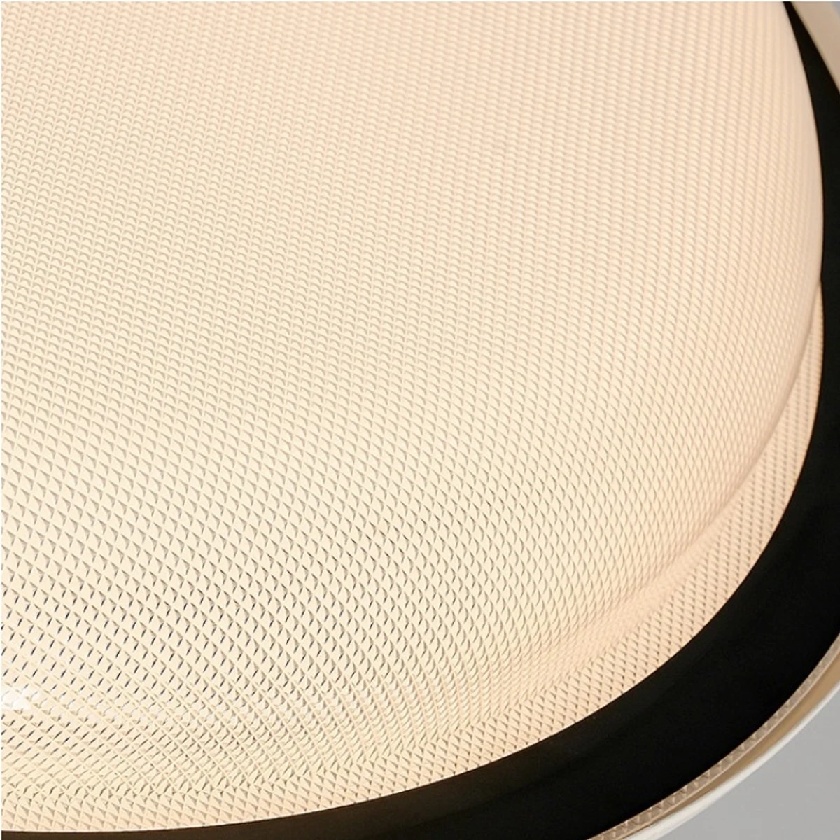 Dettaglio del bordo del diffusore illuminato a luce calda