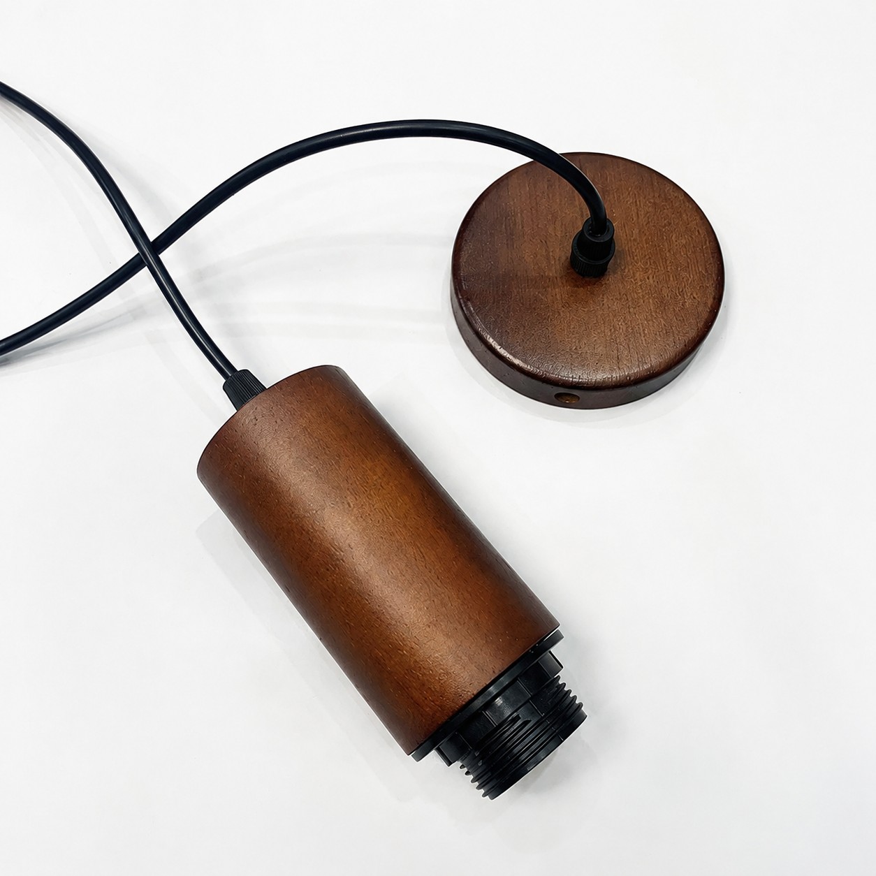 Dosel de techo de madera y detalle de cable