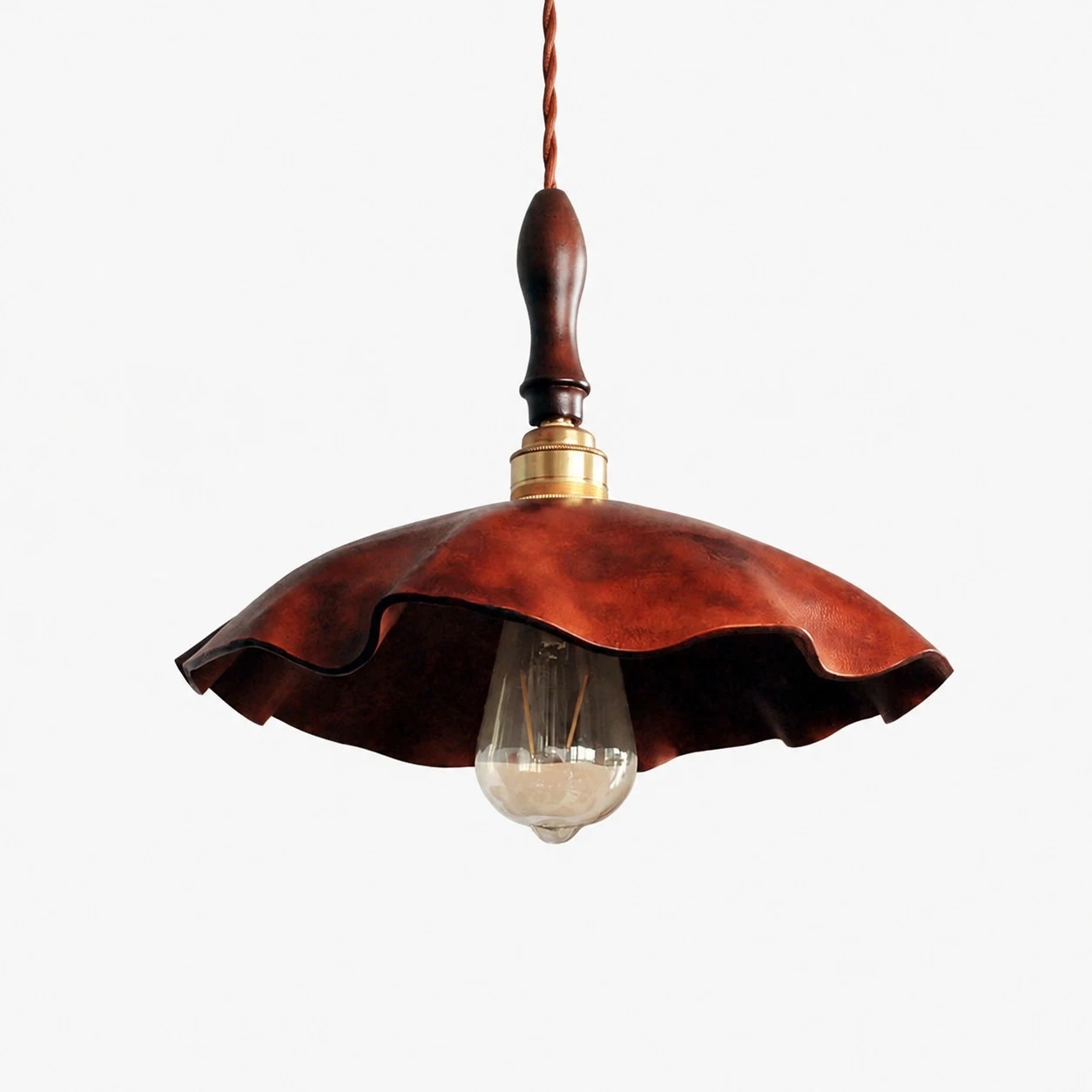 Lampada a sospensione in pelle bovina marrone effetto invecchiato con portalampada in ottone.
