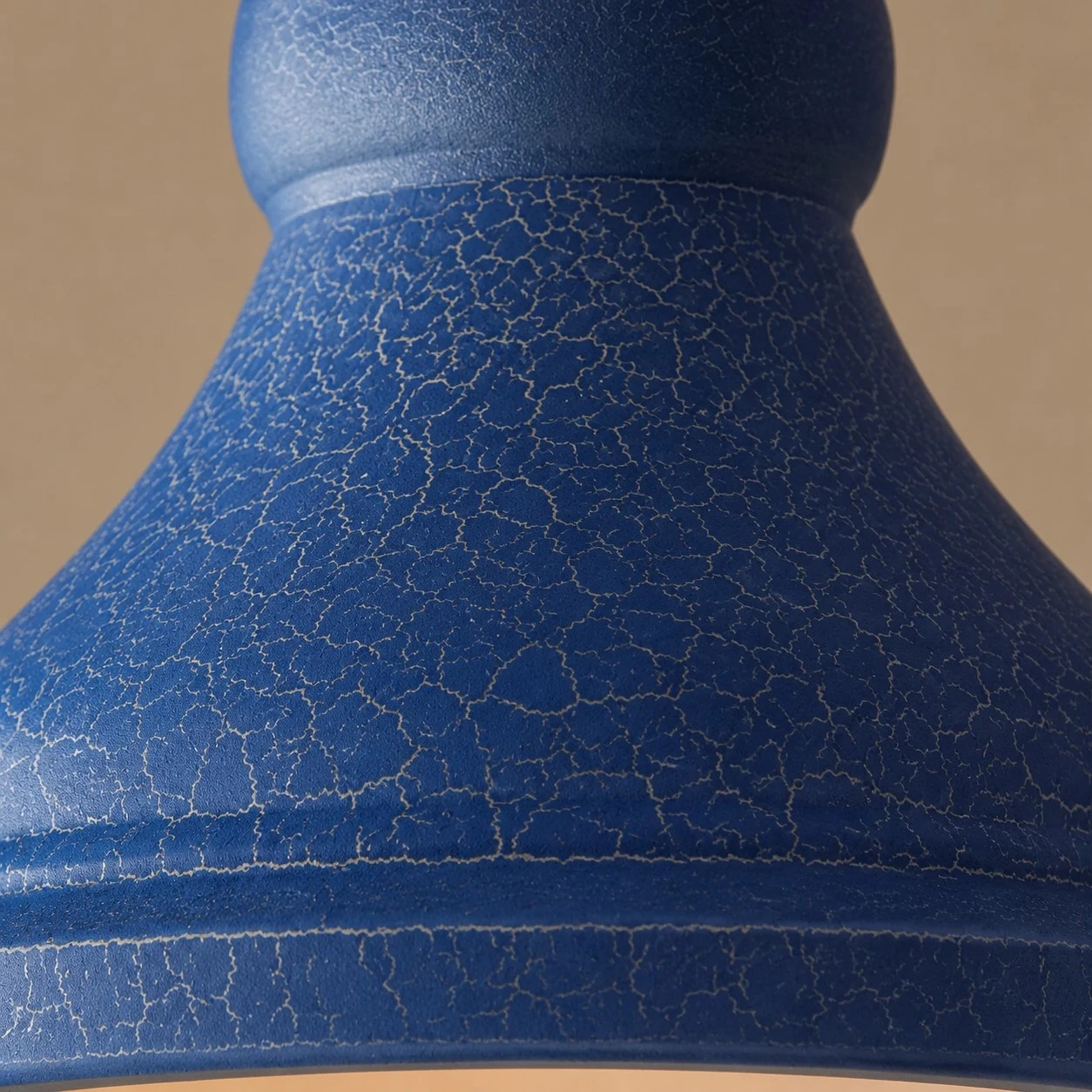 Leather-look crackle pattern on the metal shade