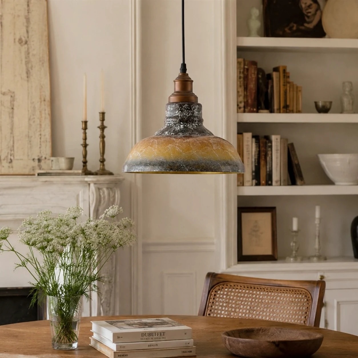 Hanglamp van rookgrijs glas, geïnstalleerd boven een eettafel.