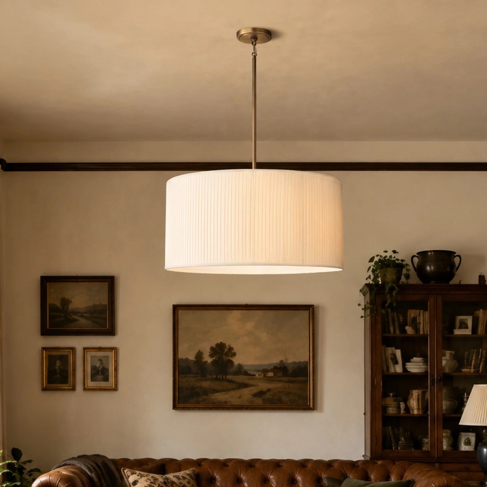Lampadario Dumora sopra un classico divano