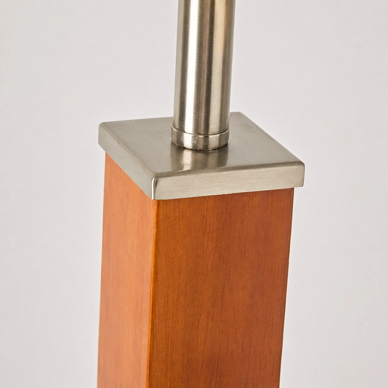 Lampada da tavolo con colonna in legno e dettagli in nichel lucido.