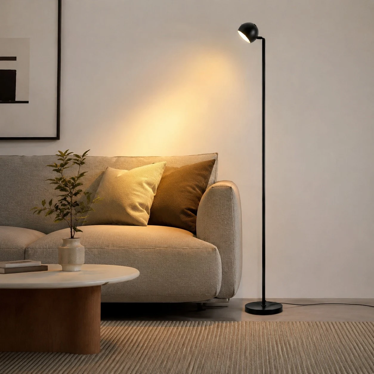 Schwarze Stehlampe neben einem Wohnzimmersofa