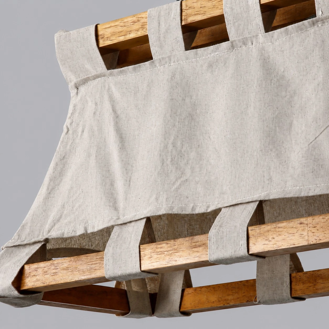 Wabi-Sabi Pendelleuchte aus Holz und Stoff mit gewebtem Stoffschirm