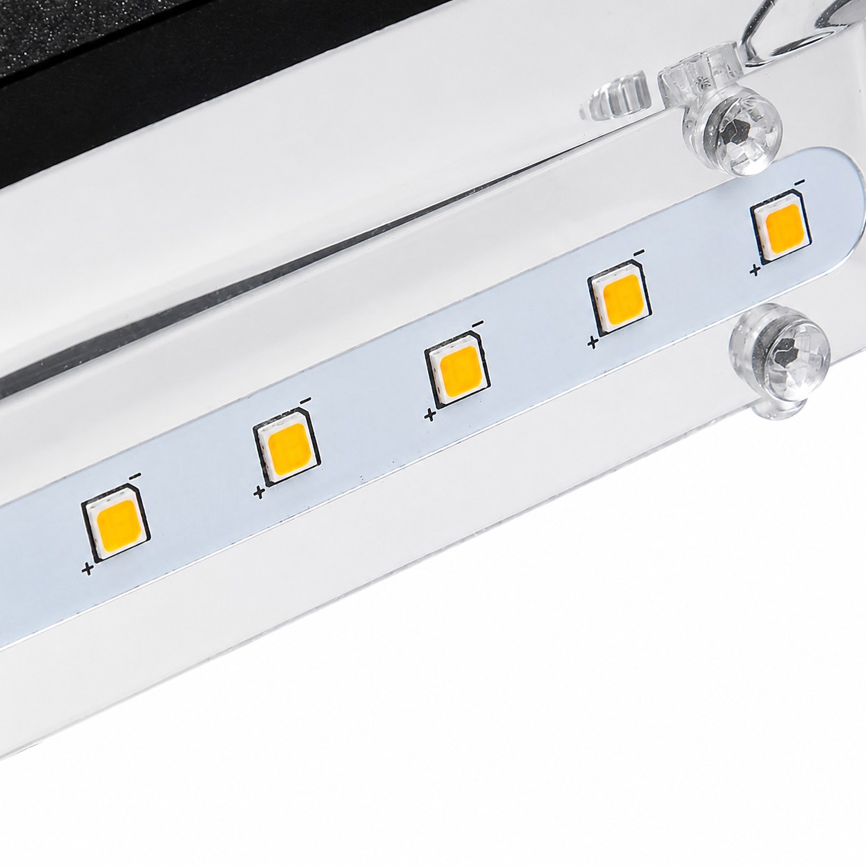 Modulo LED inferiore e riflettore all'interno della lampada da parete nera per esterni.