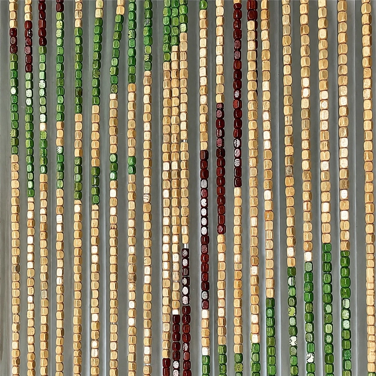 Gros plan sur les brins d'un rideau de perles de bois