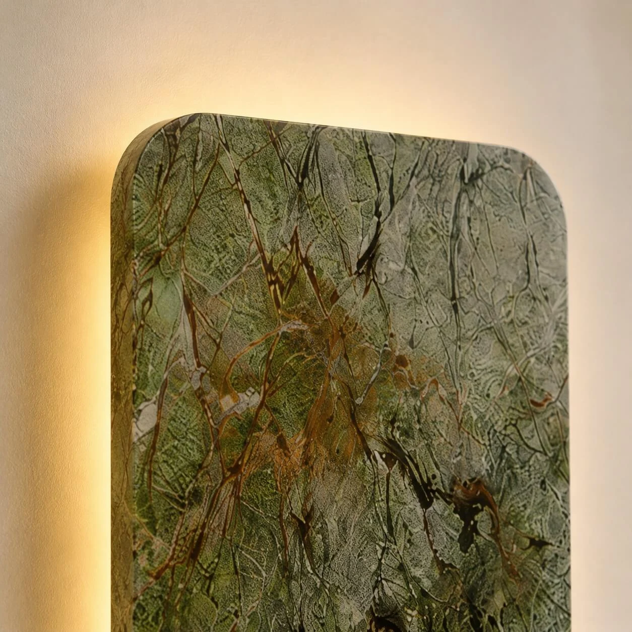 Pared de piedra de la selva tropical iluminada por una luz.