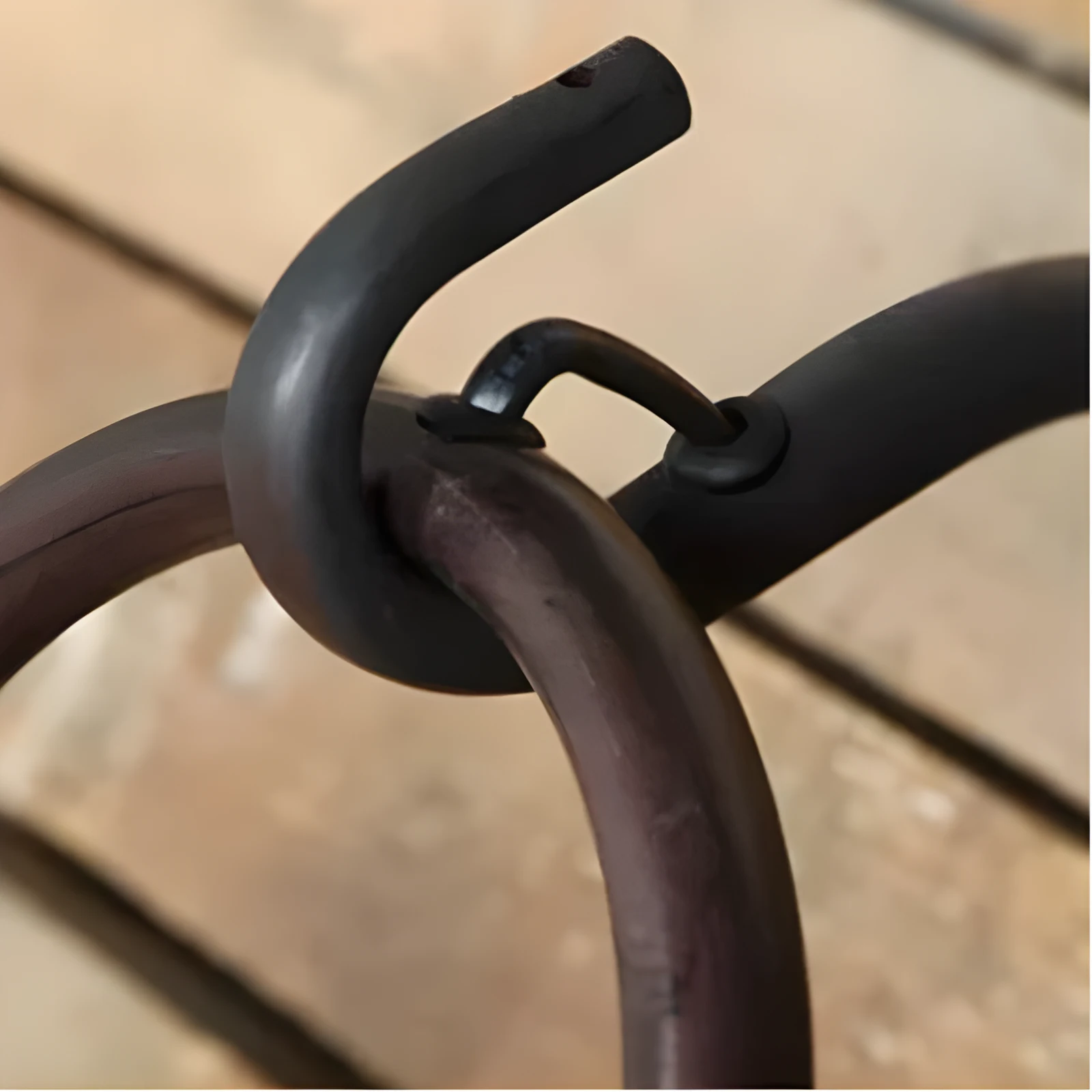 Dettaglio anello e gancio in metallo nero