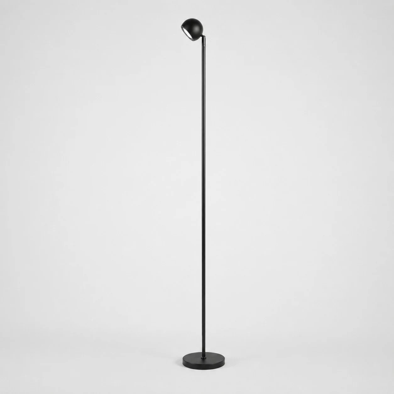 Minimalistische schwarze Stehlampe mit Fernbedienung, Gesamtansicht