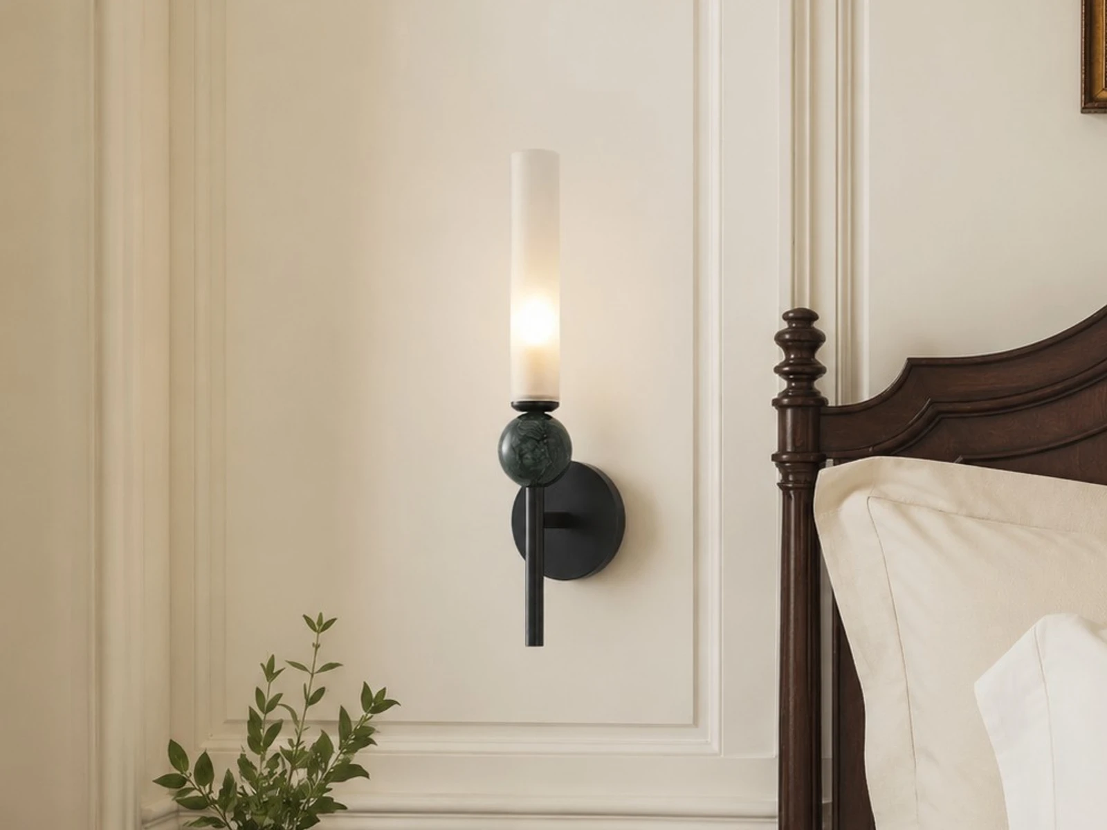 Applique da parete posizionata al centro di una scena di camera da letto.
