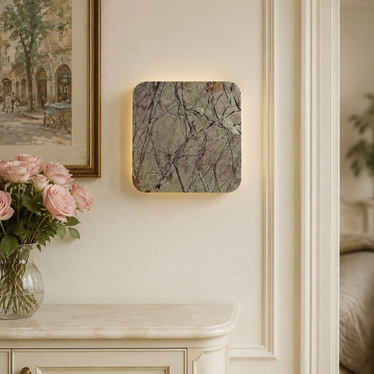 Lámpara de pared de piedra junto a la chimenea.