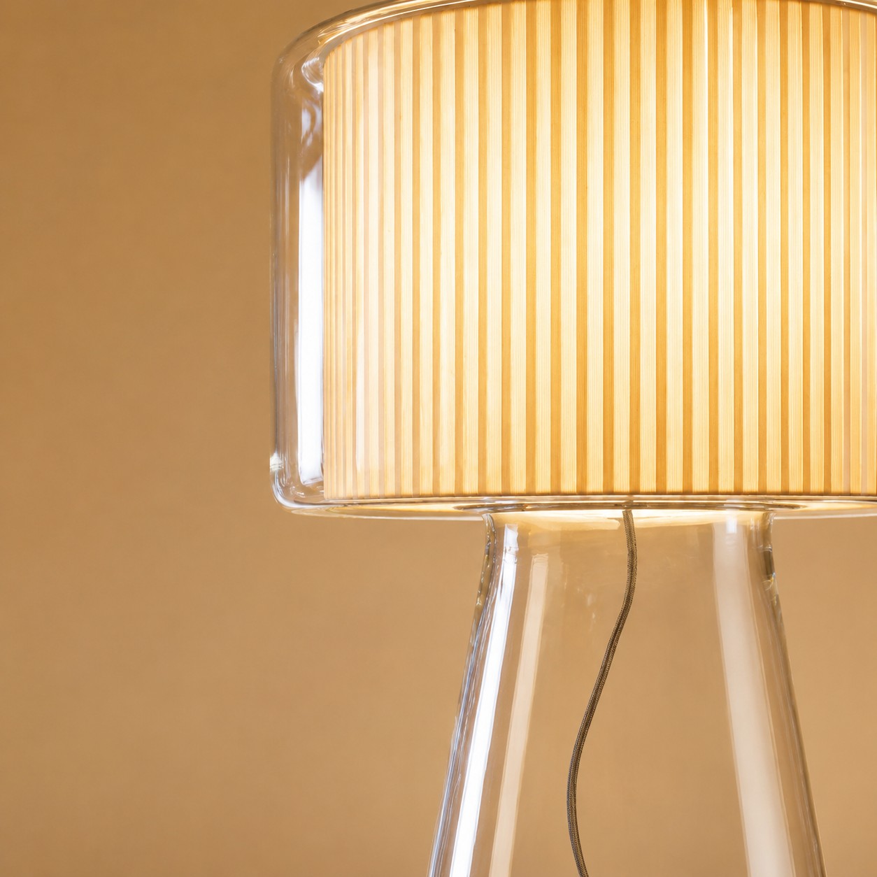 Tischleuchte aus Naturglas mit Stoffschirm – Materialdetails