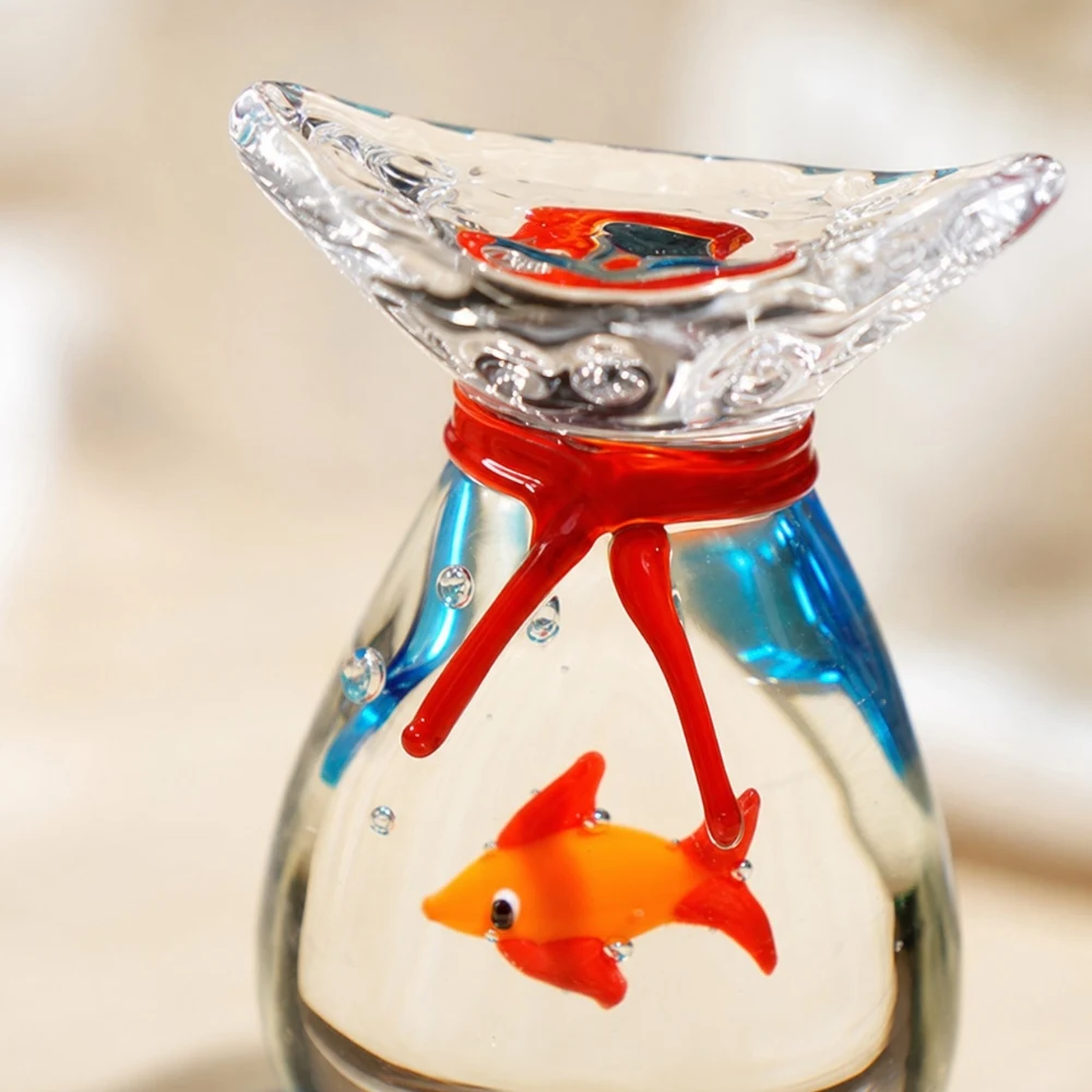 丸みを帯びたガラス製の金魚飾りの縁のクローズアップ
