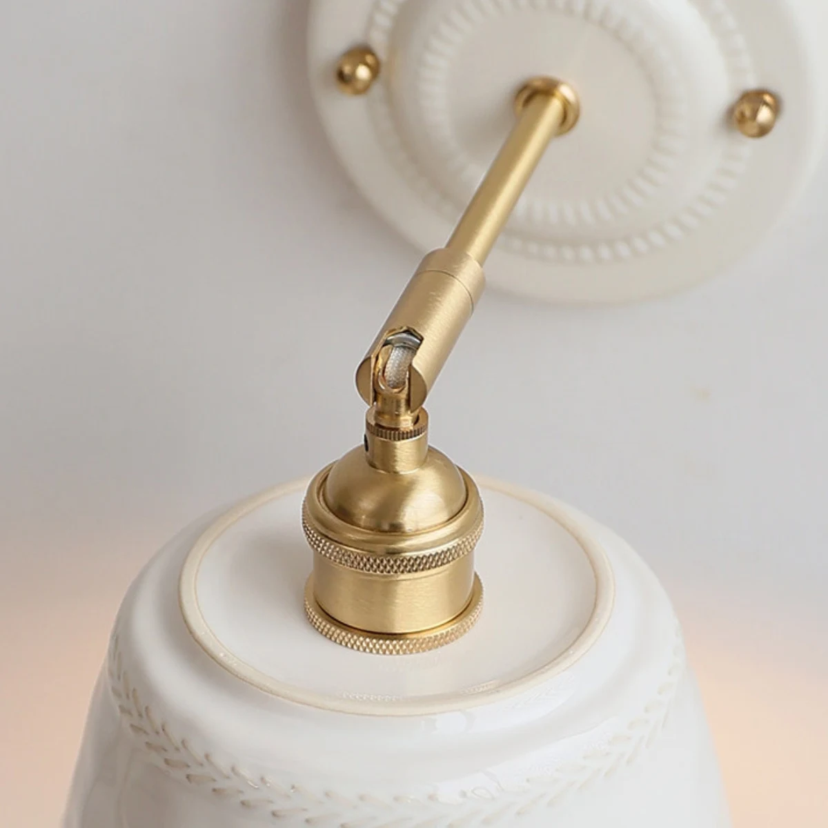 Details over de textuur van een witte keramische lampenkap