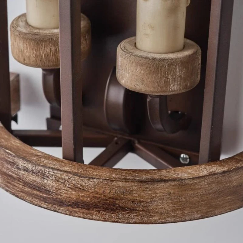 Dettaglio del corrimano in legno curvo e del supporto inferiore in ferro.