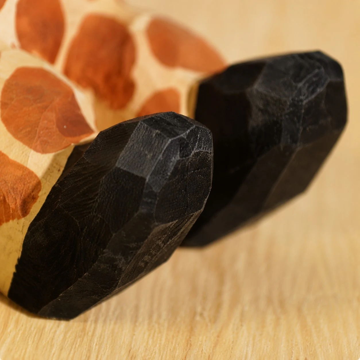 Détail du support de patte en bois sculpté