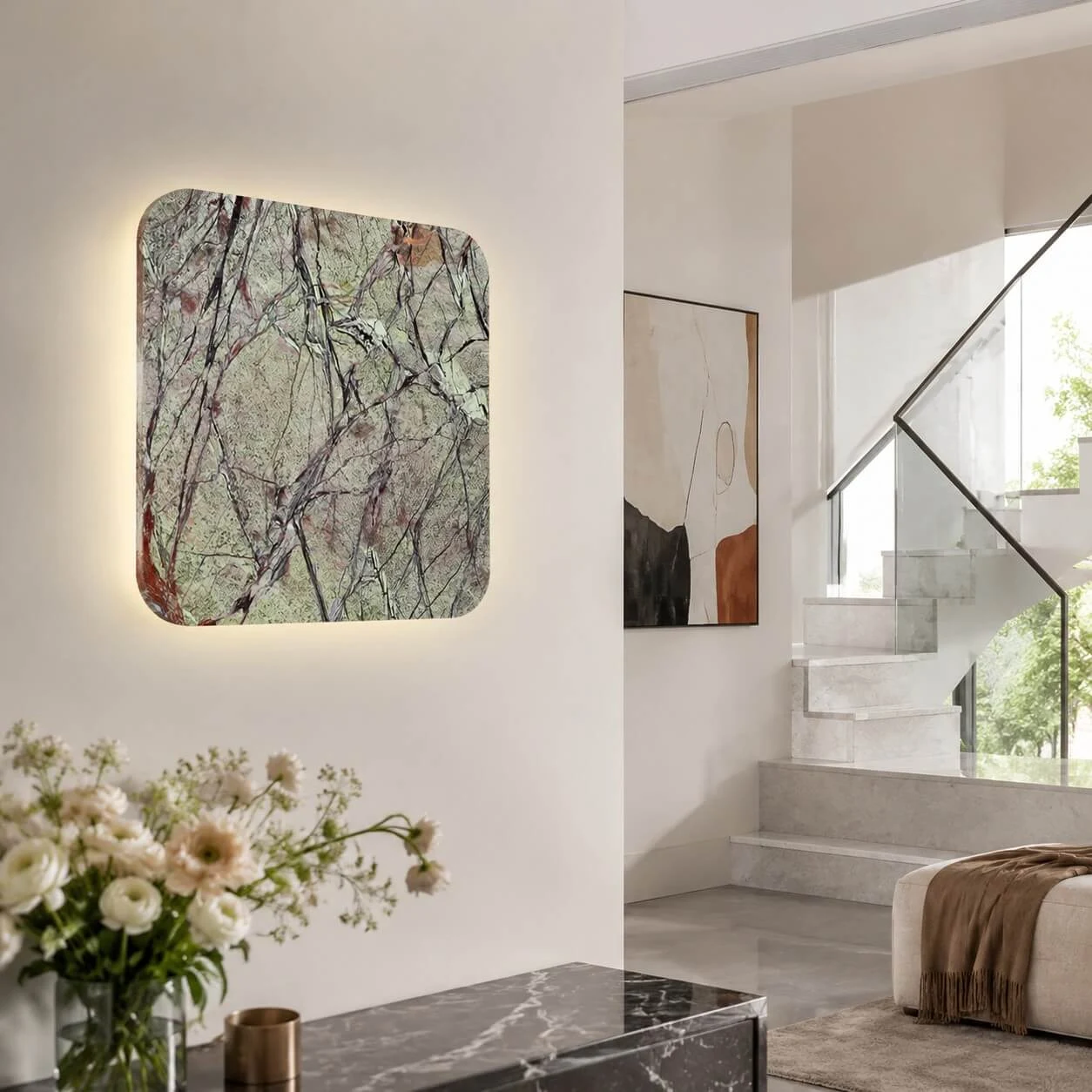 Lámpara de pared de piedra junto al rellano de la escalera