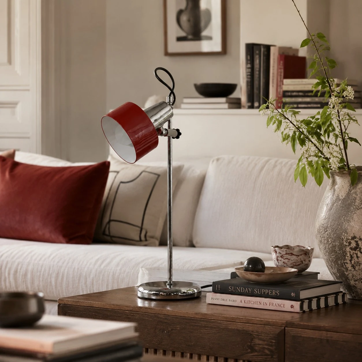 Retro-Tischlampe in Rot im Wohnzimmer-Ambiente