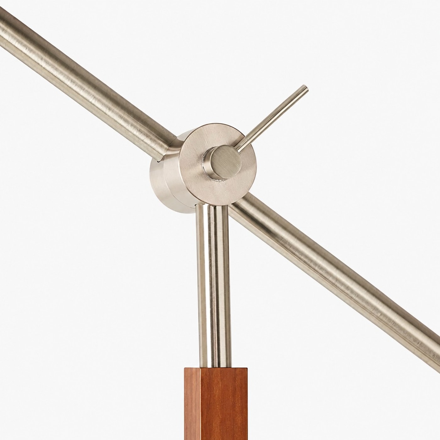Dettaglio del giunto del braccio oscillante in metallo spazzolato