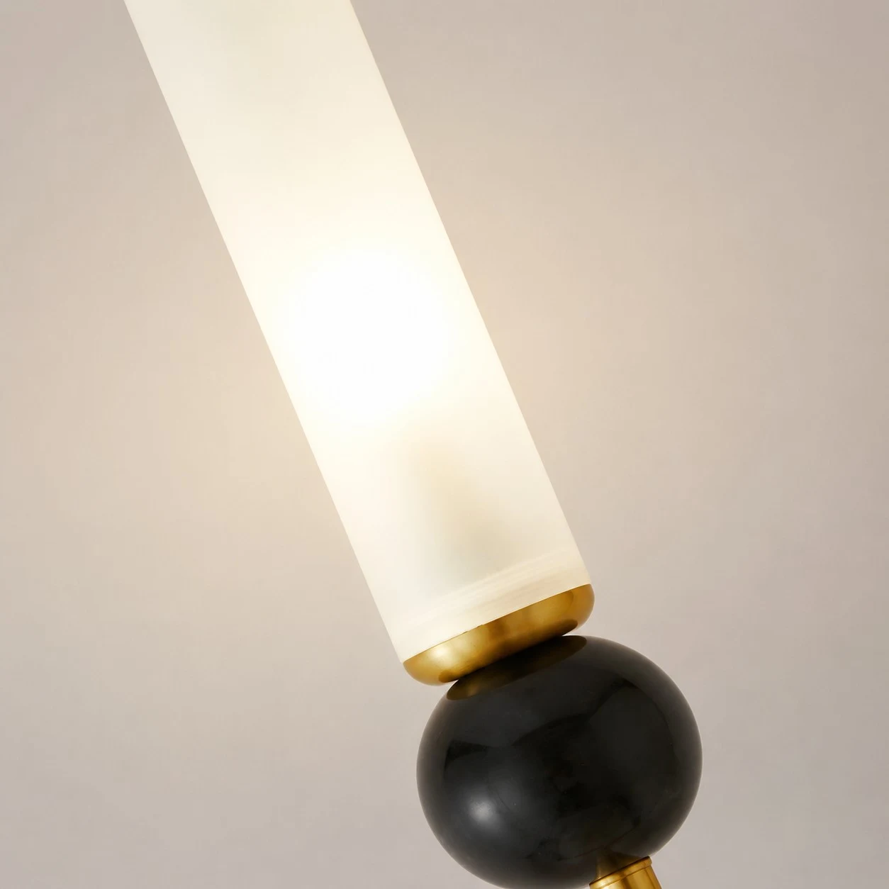 Tubo in acrilico e dettagli in ottone