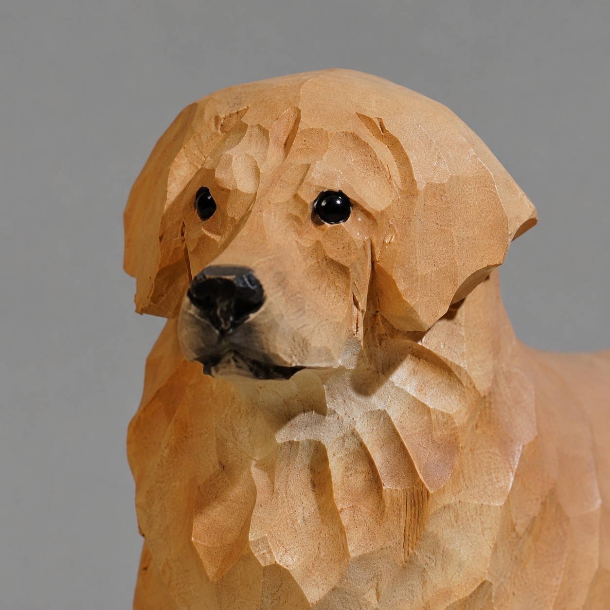 Detailansicht des Gesichts einer Golden-Retriever-Figur