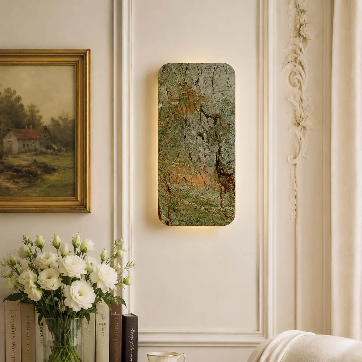 Lámpara de pared de piedra en una habitación clásica con paneles.