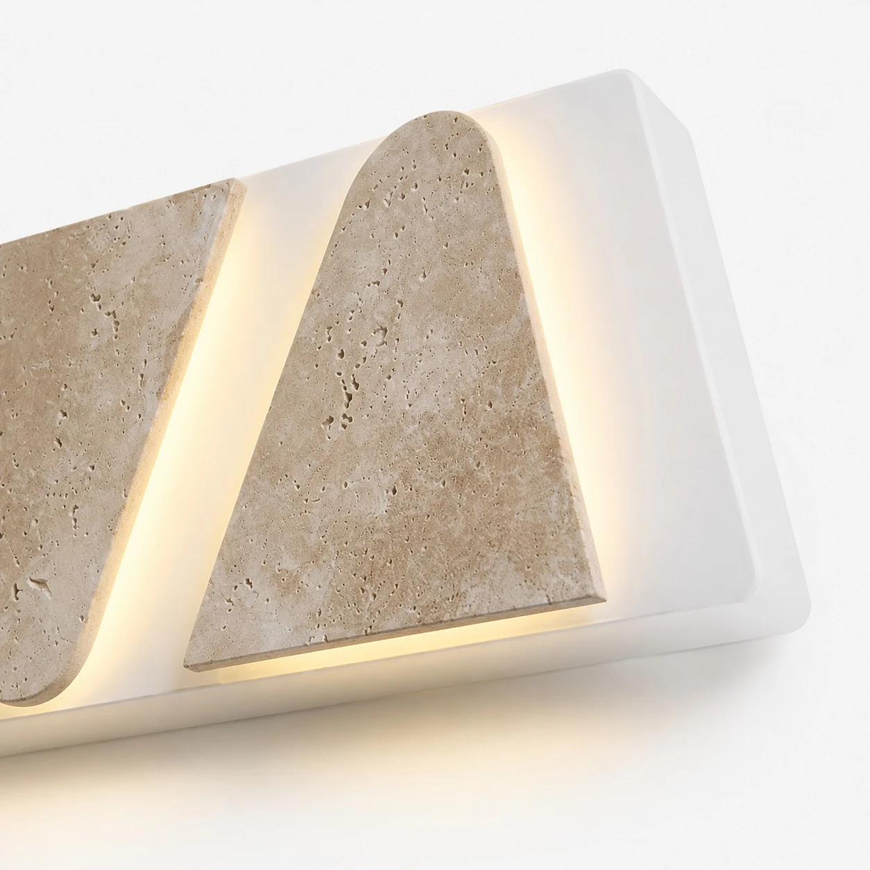 Detalle de aplique de pared multicabezal con textura de travertino 3