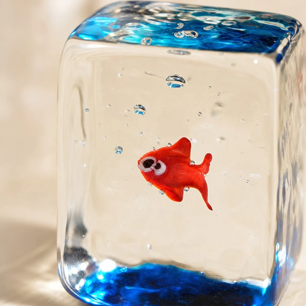 透明ガラスブロックの金魚の置物のクローズアップ詳細