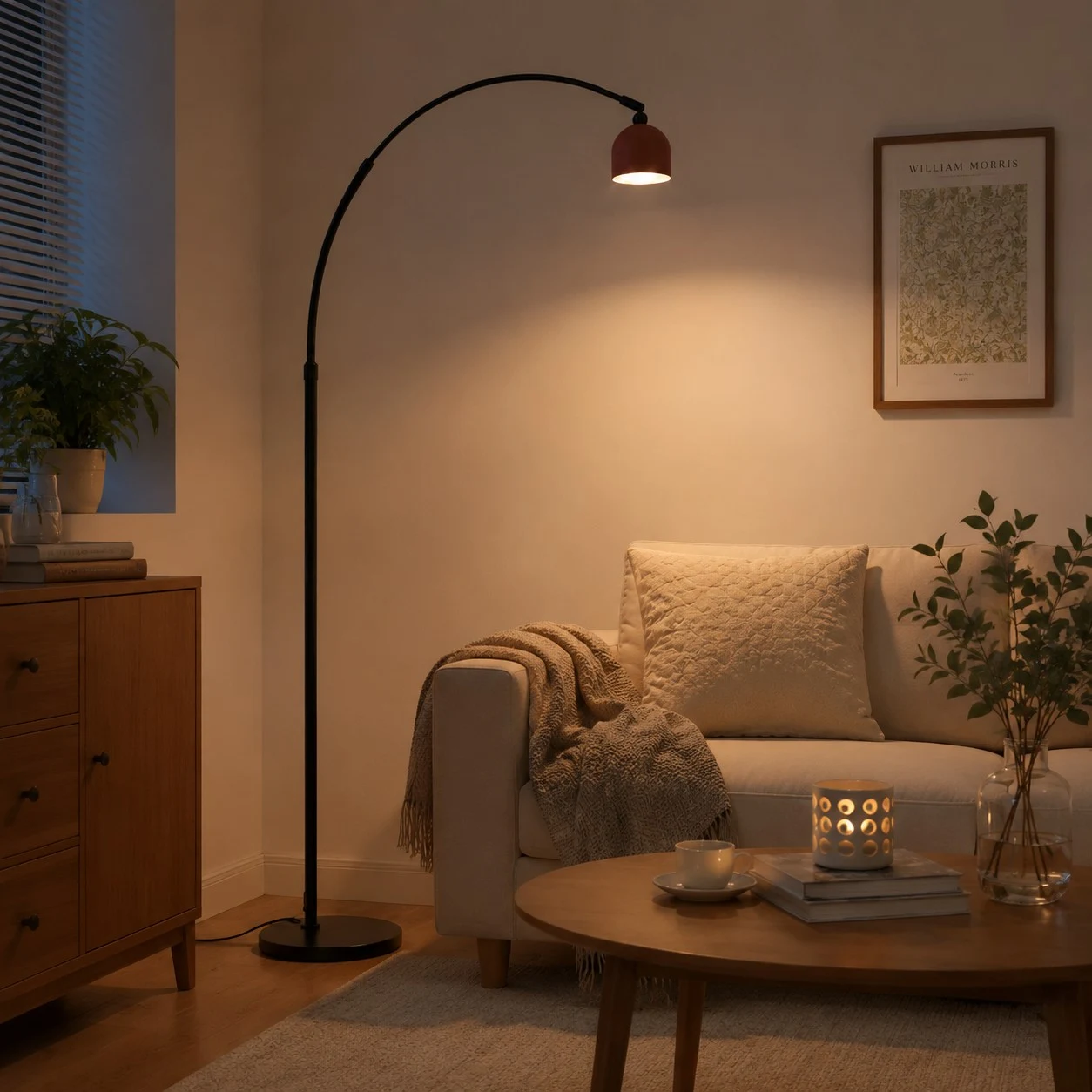 Stehlampe in warmer Wohnzimmerszene