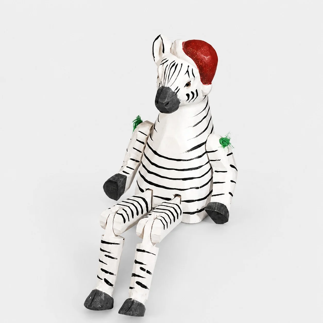 Zebra in legno intagliata a mano con ornamento a forma di cappello di Babbo Natale