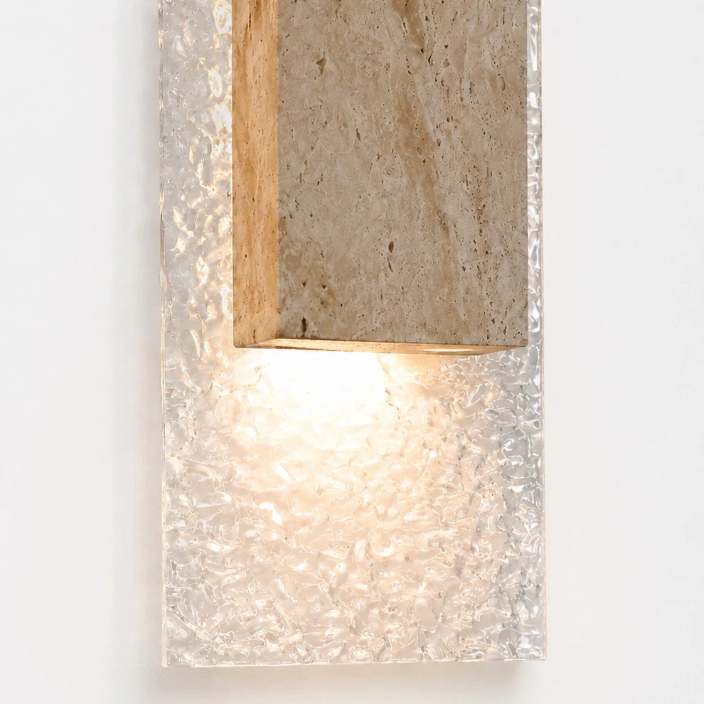 La lumière LED se diffuse vers le haut et vers le bas depuis l'applique.