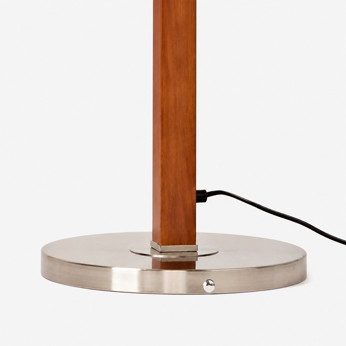 Base rotonda in metallo e dettaglio del palo della lampada da terra effetto legno