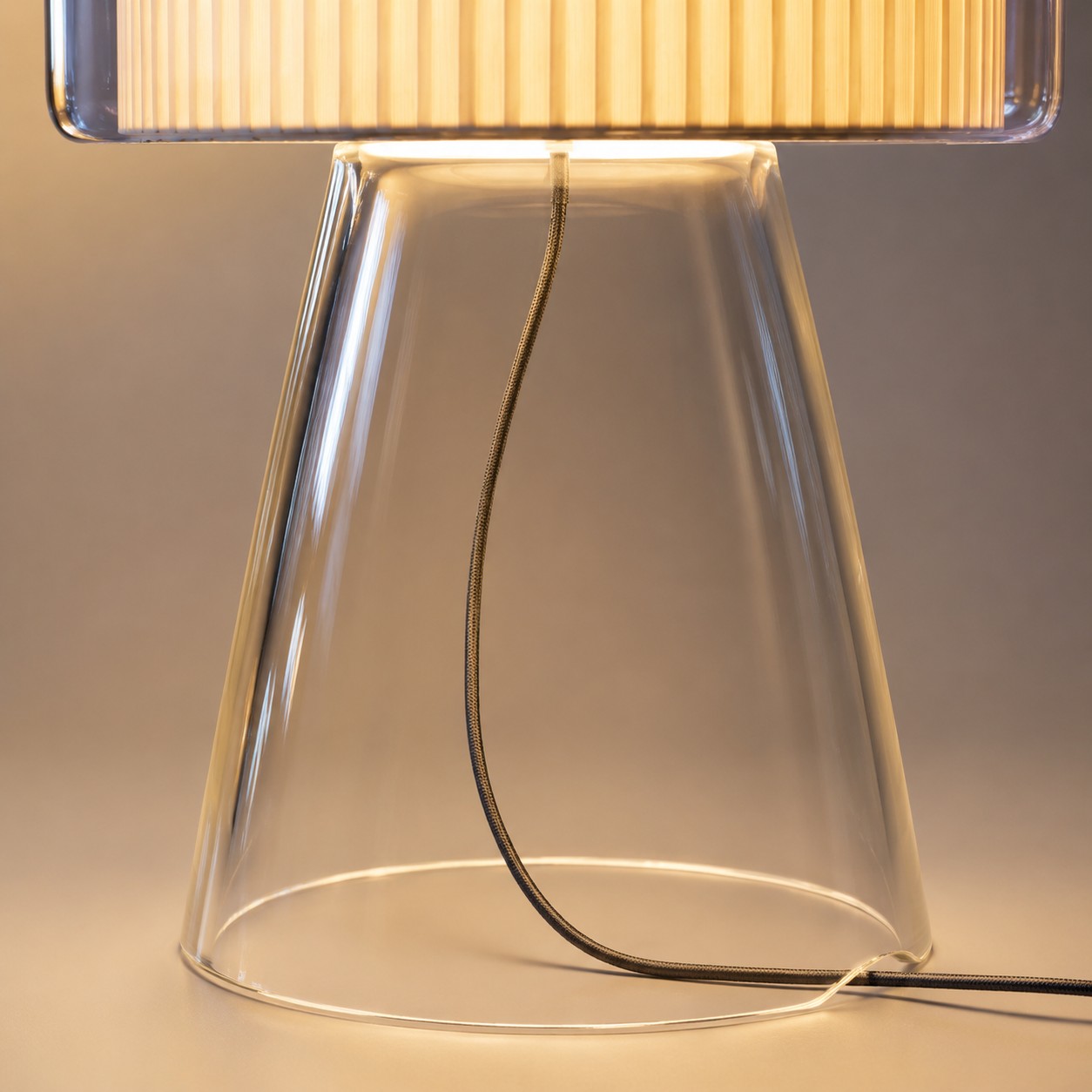 Tischleuchte aus Naturglas mit Stoffschirm – Details zur Oberflächenbeschaffenheit