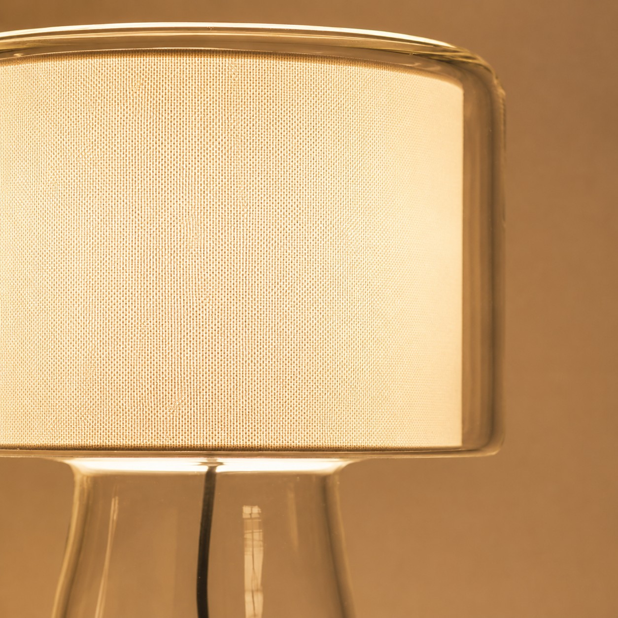 Tischleuchte aus Naturglas mit Stoffschirm